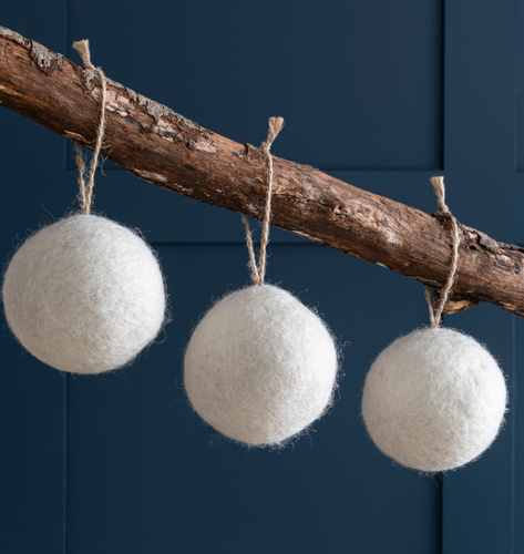 Medium WHITE SOUTHWOLD BAUBLE SET OF 3.