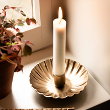 Load image into Gallery viewer, SCALLOPED CANDLE HOLDER