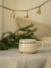 Load image into Gallery viewer, Hand Painted Wreath Mug