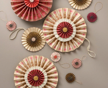 Load image into Gallery viewer, CERISE PAPER ROSETTE PALM